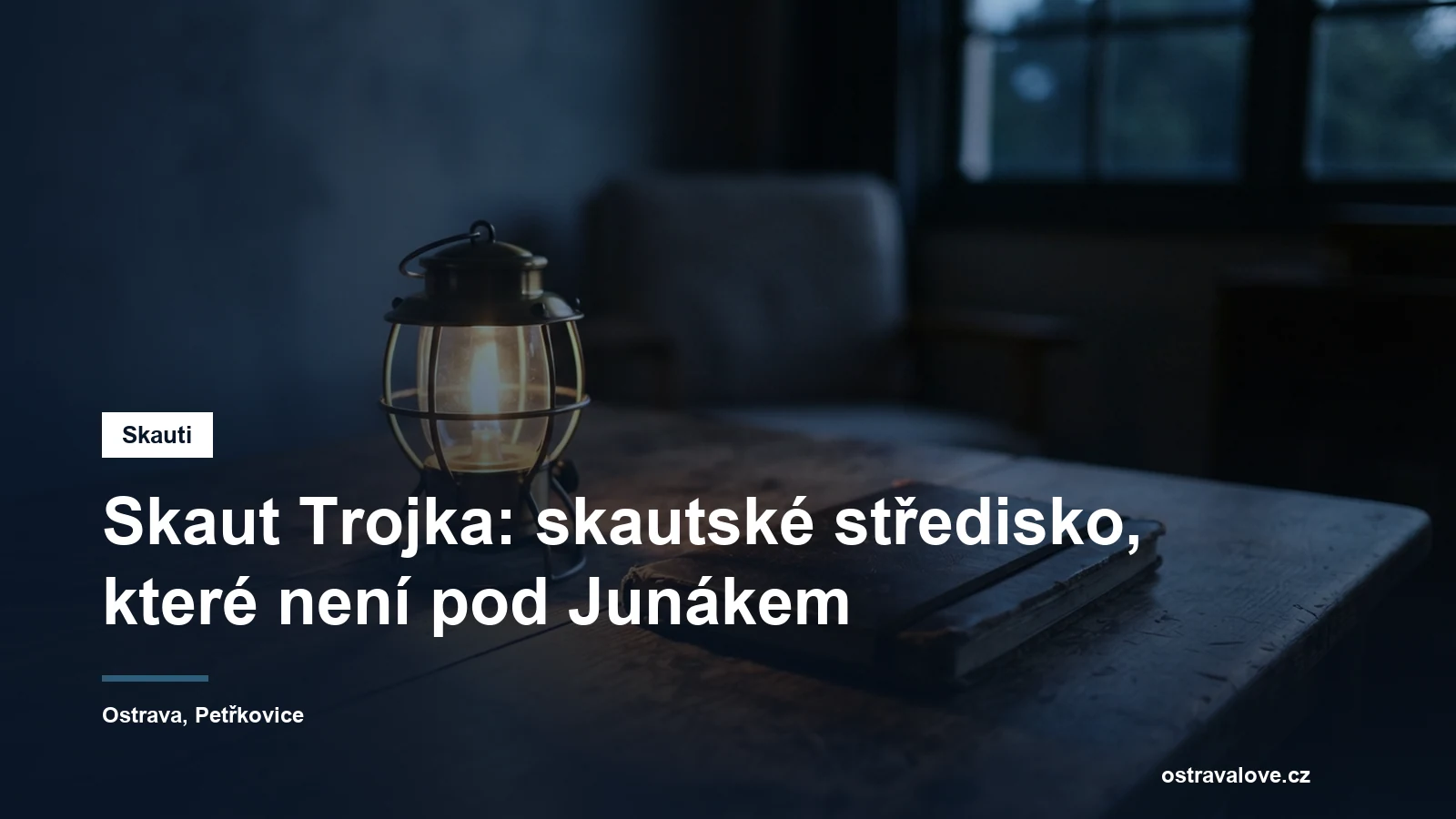 Lucerna a zápisník na stole v podvečerní klubovně