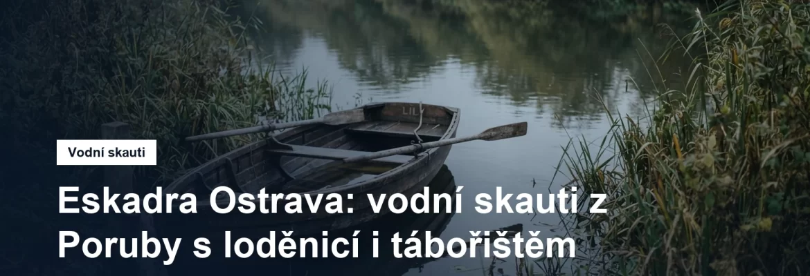 Pramice u břehu s vesly opřenými o bok lodi