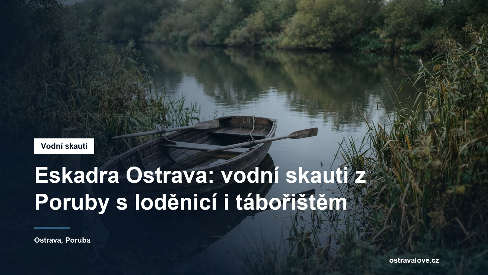 Pramice u břehu s vesly opřenými o bok lodi
