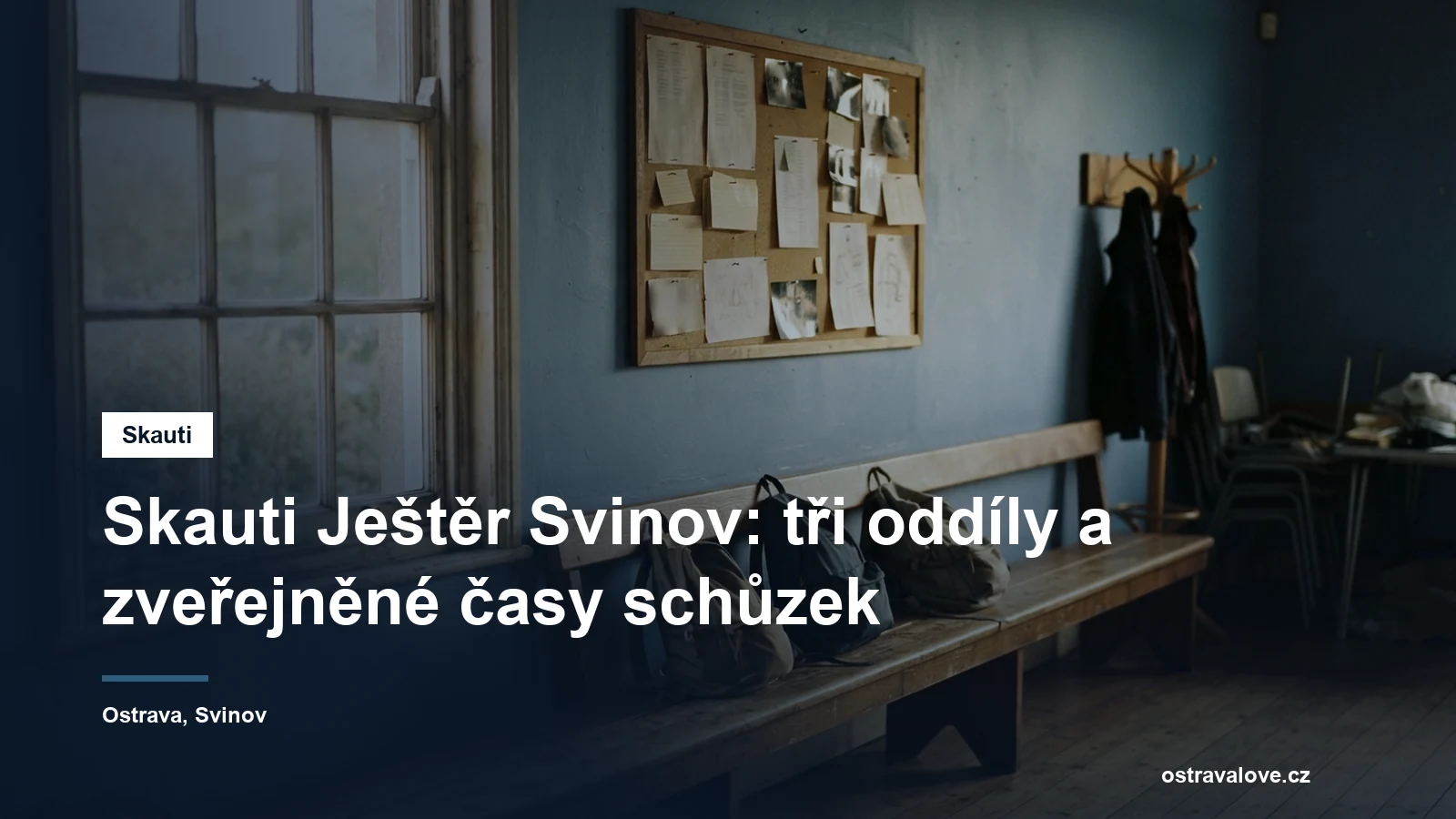 Dřevěná lavice a batohy v klubovně před schůzkou