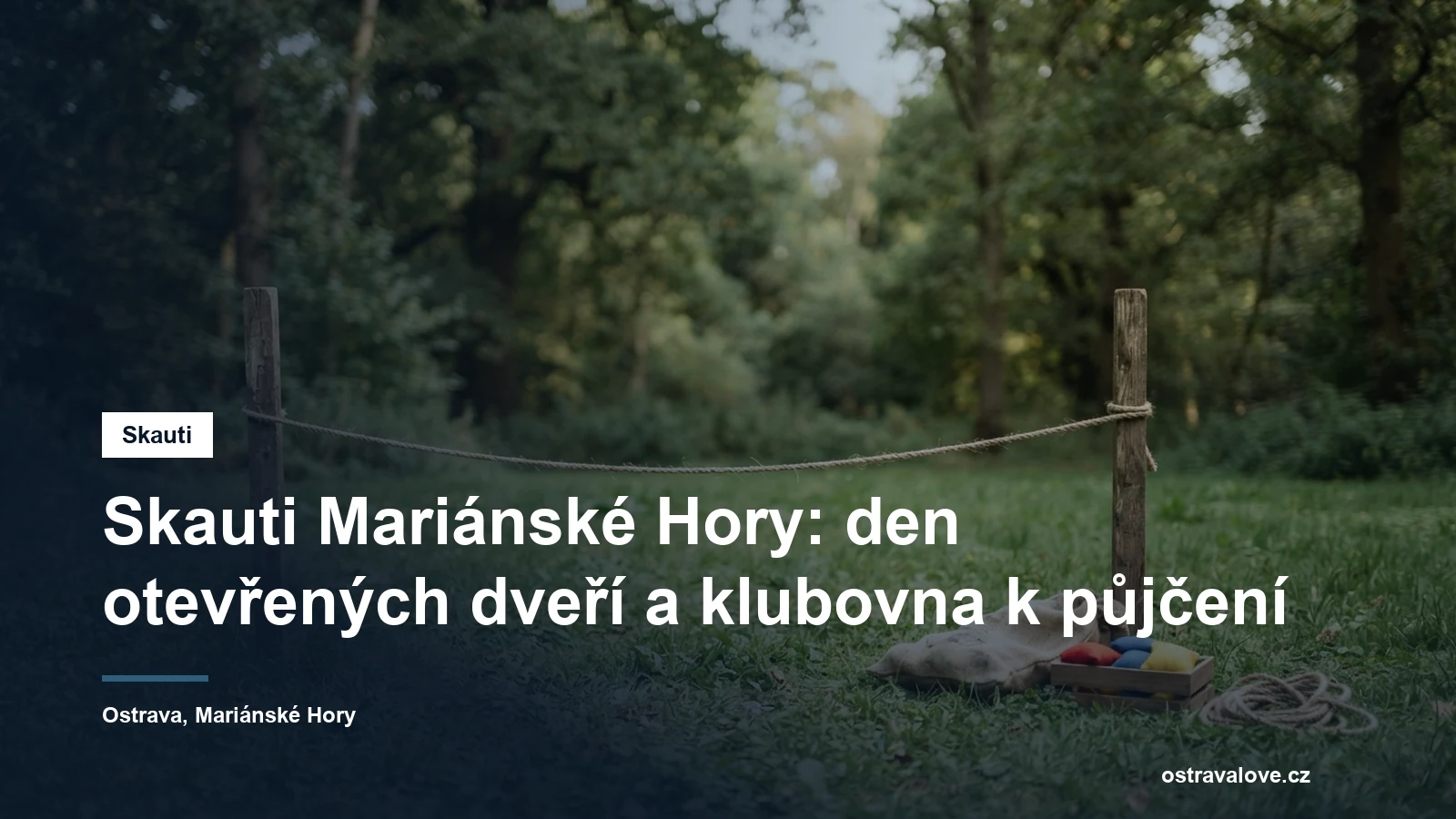 Stanoviště s lanem a dřevěnými kolíky na trávě