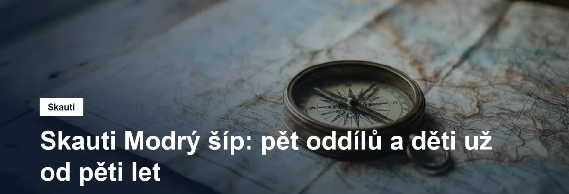 Kompas a mapa rozložené na dřevěném stole
