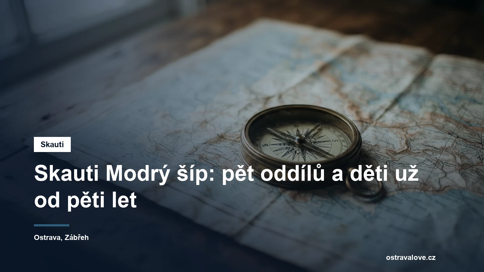 Kompas a mapa rozložené na dřevěném stole