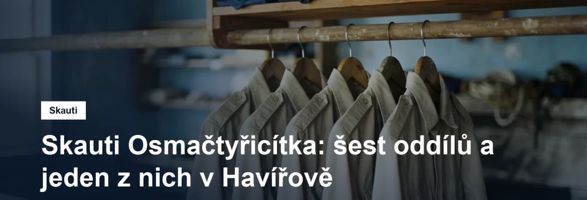 Skautské kroje pověšené na věšáku v klubovně