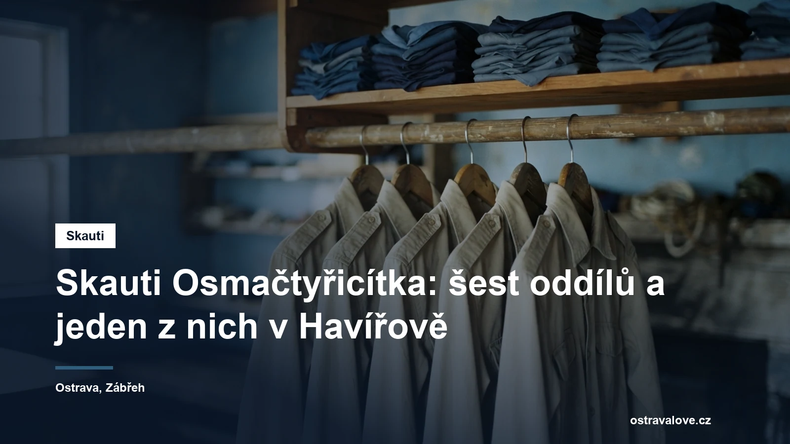 Skautské kroje pověšené na věšáku v klubovně