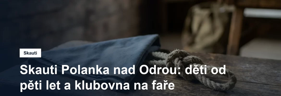 Skautská šátek a uzel na dřevěné lavici v klubovně