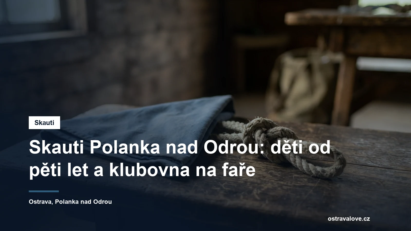 Skautská šátek a uzel na dřevěné lavici v klubovně