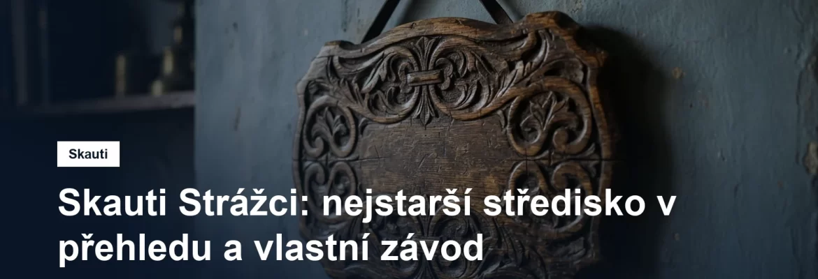 Stará dřevěná tabule s vyřezávaným znakem v klubovně
