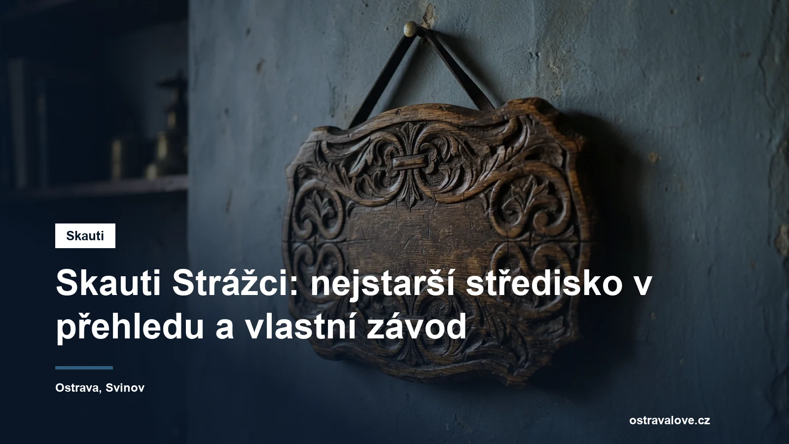 Stará dřevěná tabule s vyřezávaným znakem v klubovně