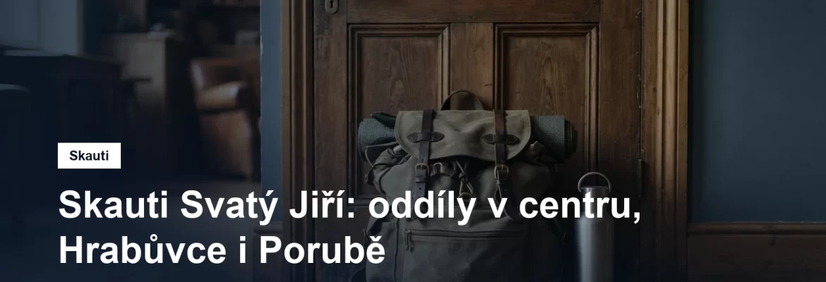 Batoh a lahev připravené u dveří klubovny