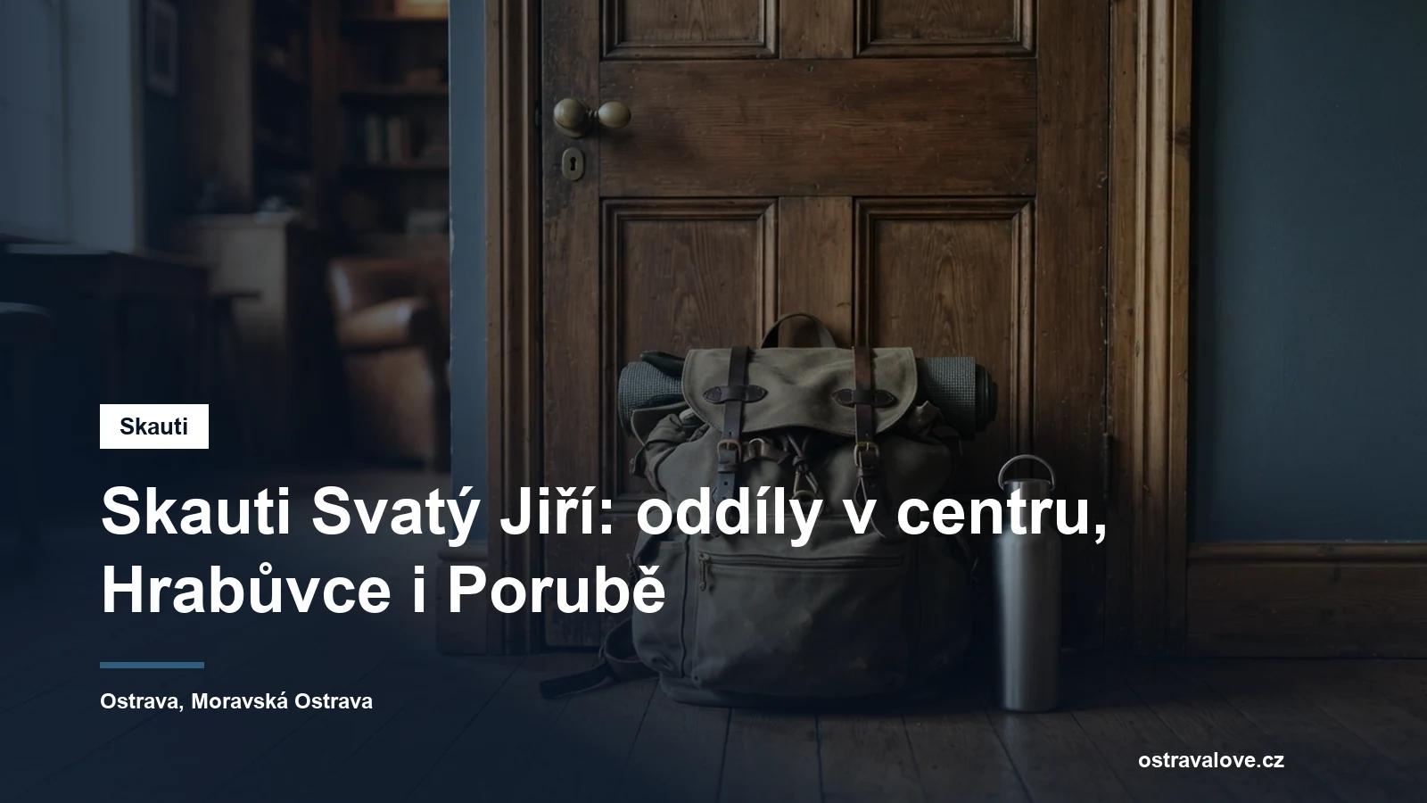 Batoh a lahev připravené u dveří klubovny