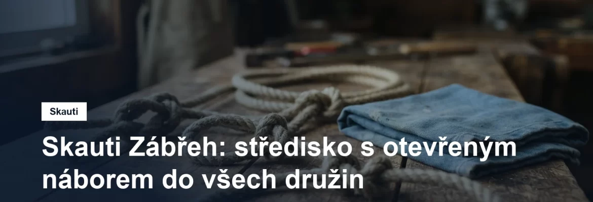 Uzlovaný provaz a šátek na dřevěné desce