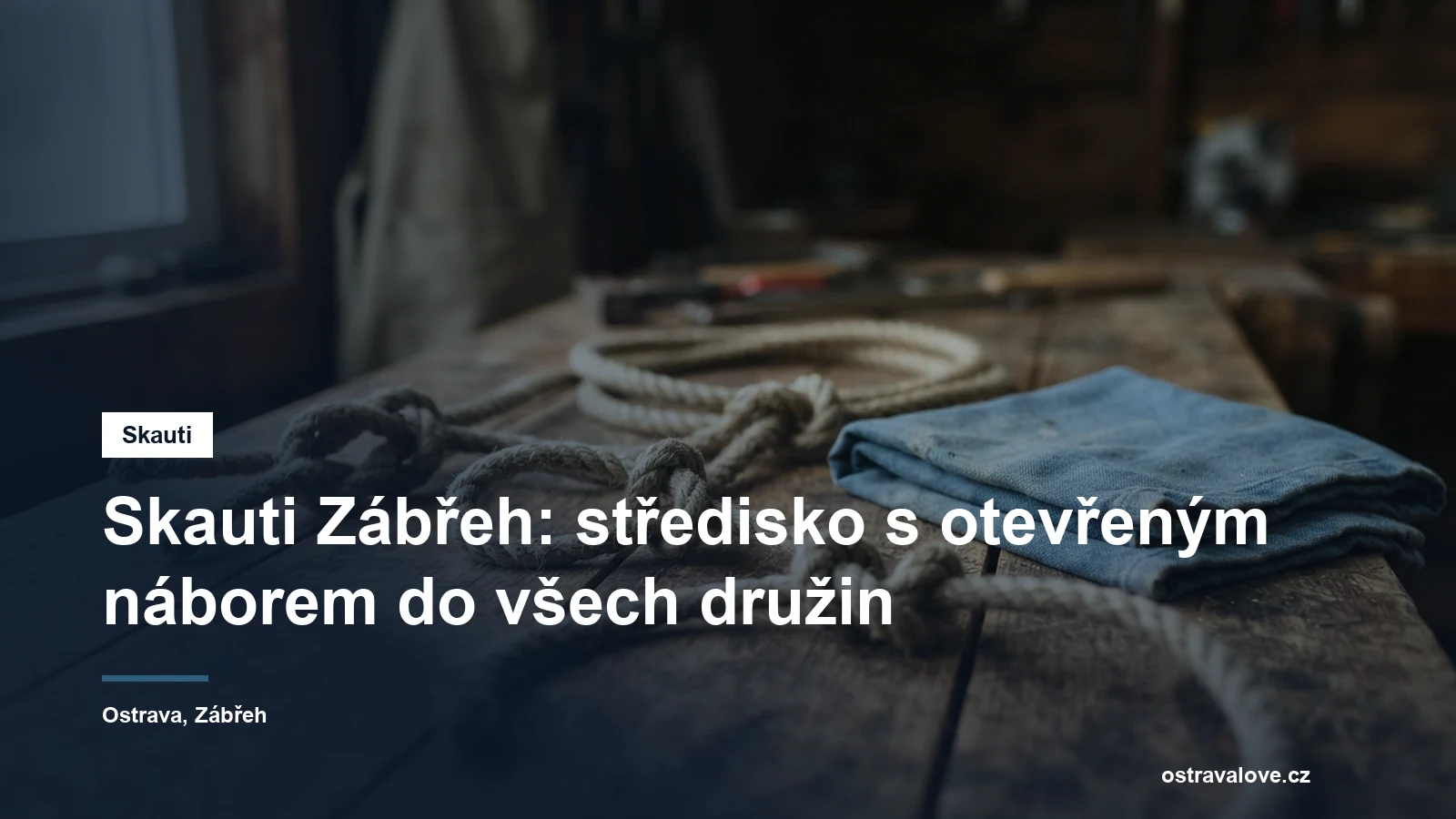 Uzlovaný provaz a šátek na dřevěné desce