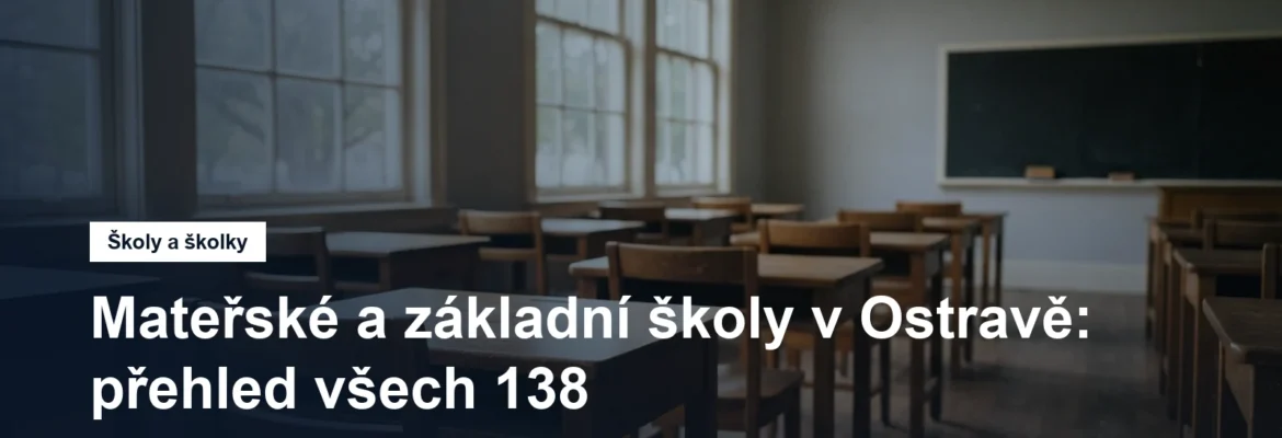 Prázdná školní třída s lavicemi u okna