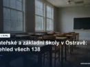 Prázdná školní třída s lavicemi u okna