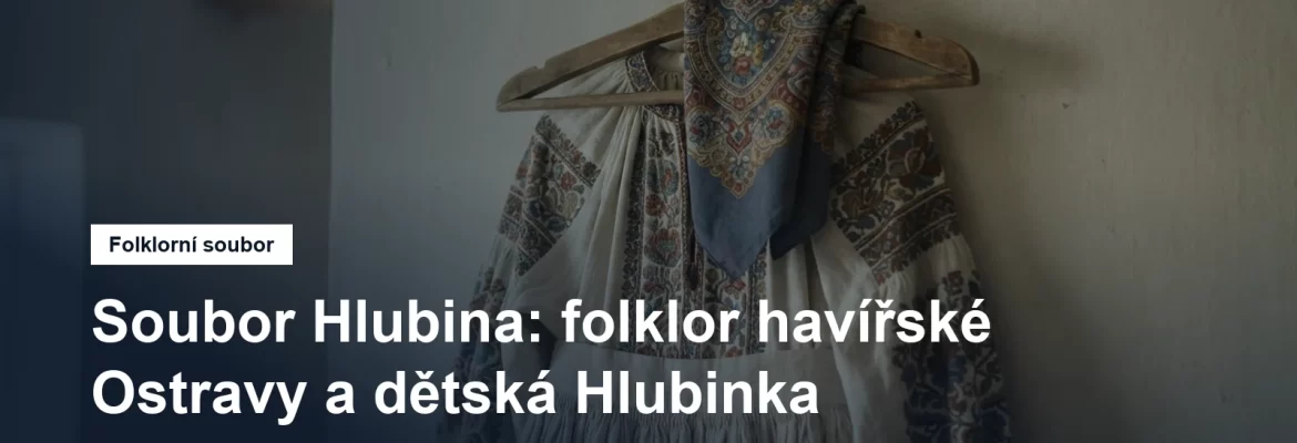 Vyšívaný kroj a šátek pověšené na ramínku