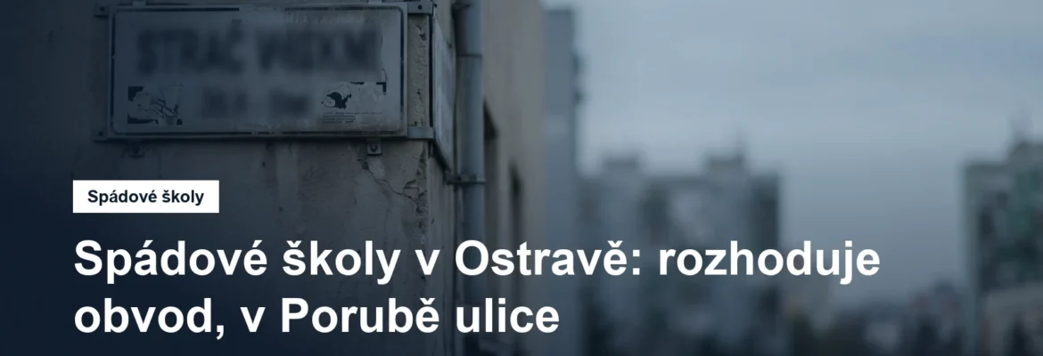 Ukazatel na rohu ulice s cedulemi
