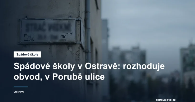 Ukazatel na rohu ulice s cedulemi