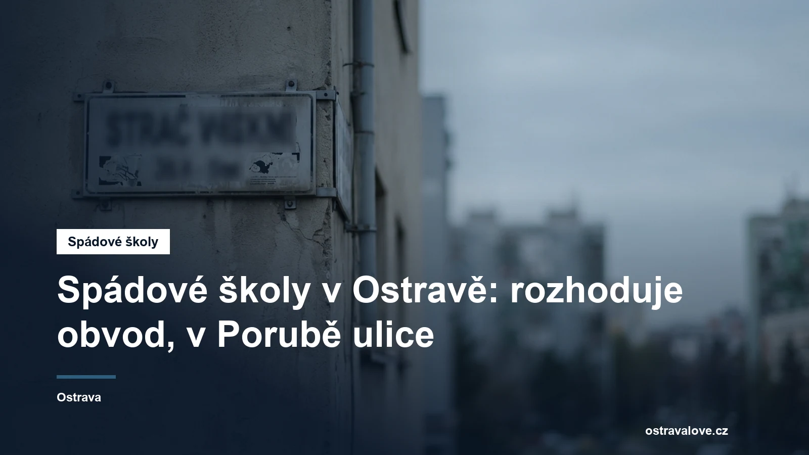 Ukazatel na rohu ulice s cedulemi