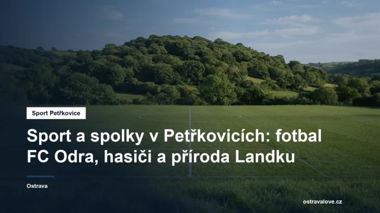 Travnaté fotbalové hřiště pod vrchem