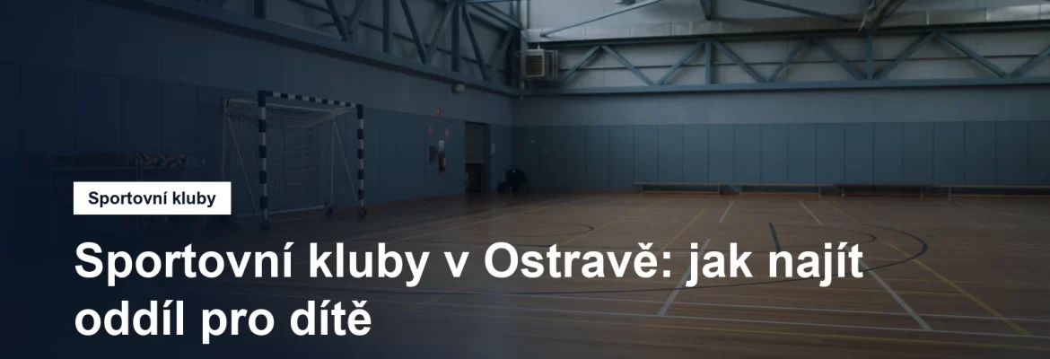 Sportovní hala s vyznačenými čarami a připraveným náčiním
