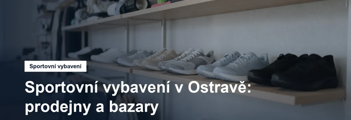 Regál se sportovní obuví a vybavením v prodejně
