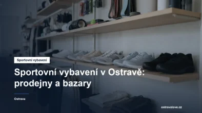 Regál se sportovní obuví a vybavením v prodejně