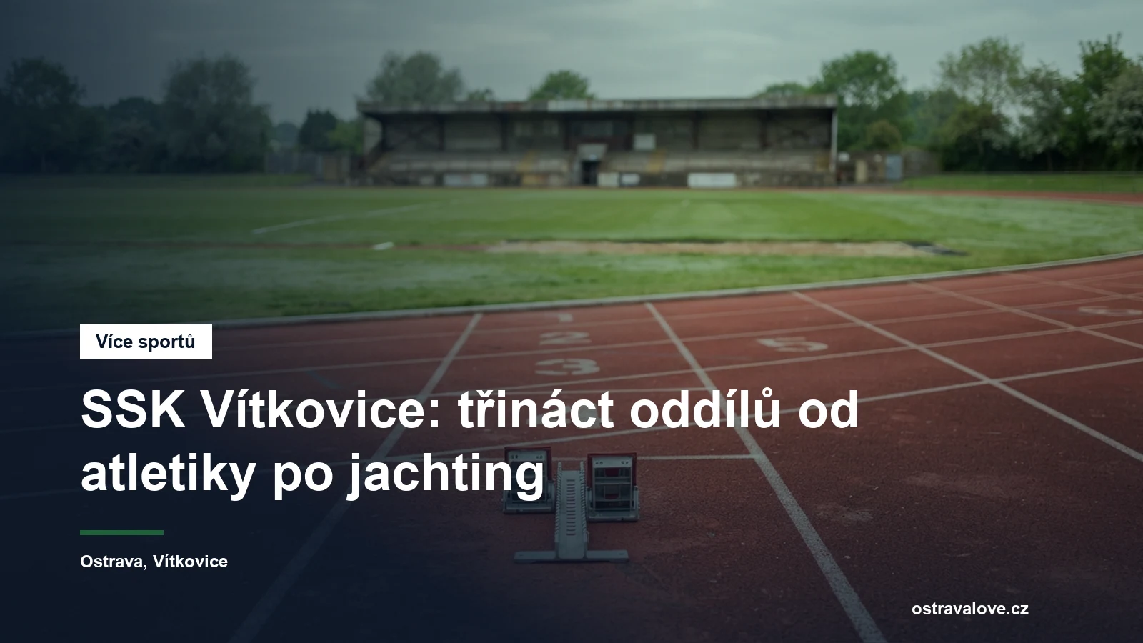 Atletická dráha s vyznačenými drahami a startovními bloky