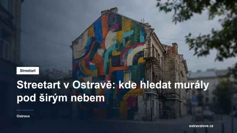 Barevná nástěnná malba na štítu domu ve městě