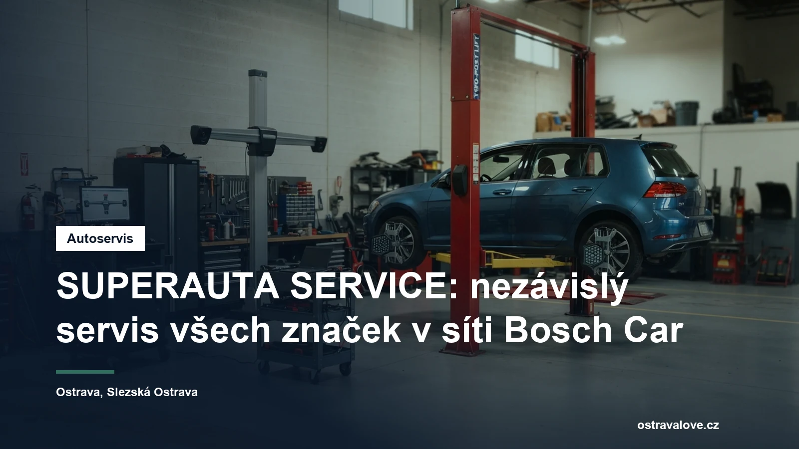 Dílna nezávislého autoservisu v Ostravě, osobní vůz na zvedáku a vedle něj diagnostický přístroj na vozíku