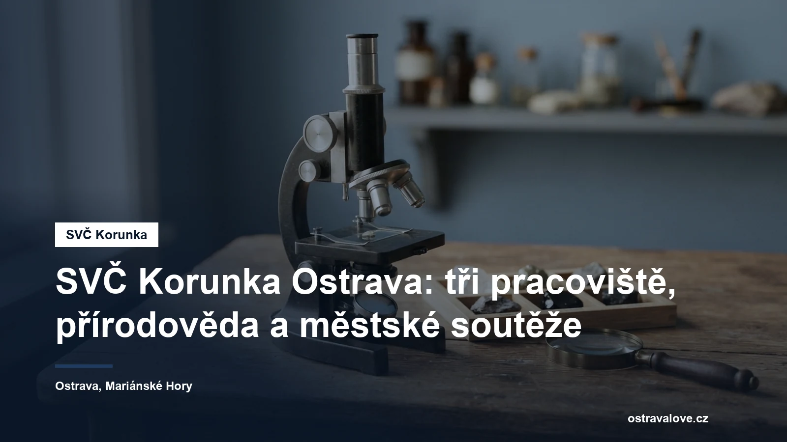 Mikroskop a přírodovědné pomůcky na pracovním stole