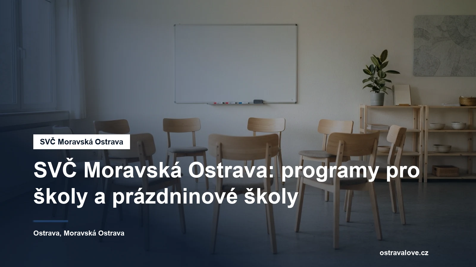 Klubovna se židlemi v kruhu a tabulí