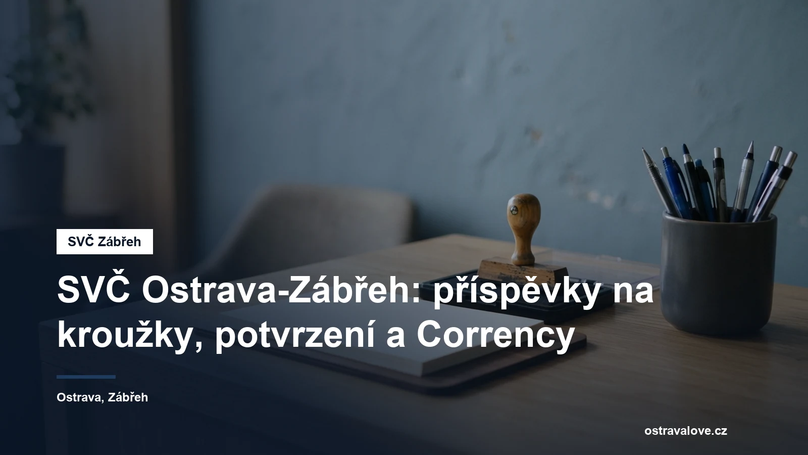 Stůl s papíry, razítkem a psacími potřebami v recepci