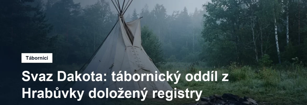 Dřevěné týpí mezi stromy na táborové louce