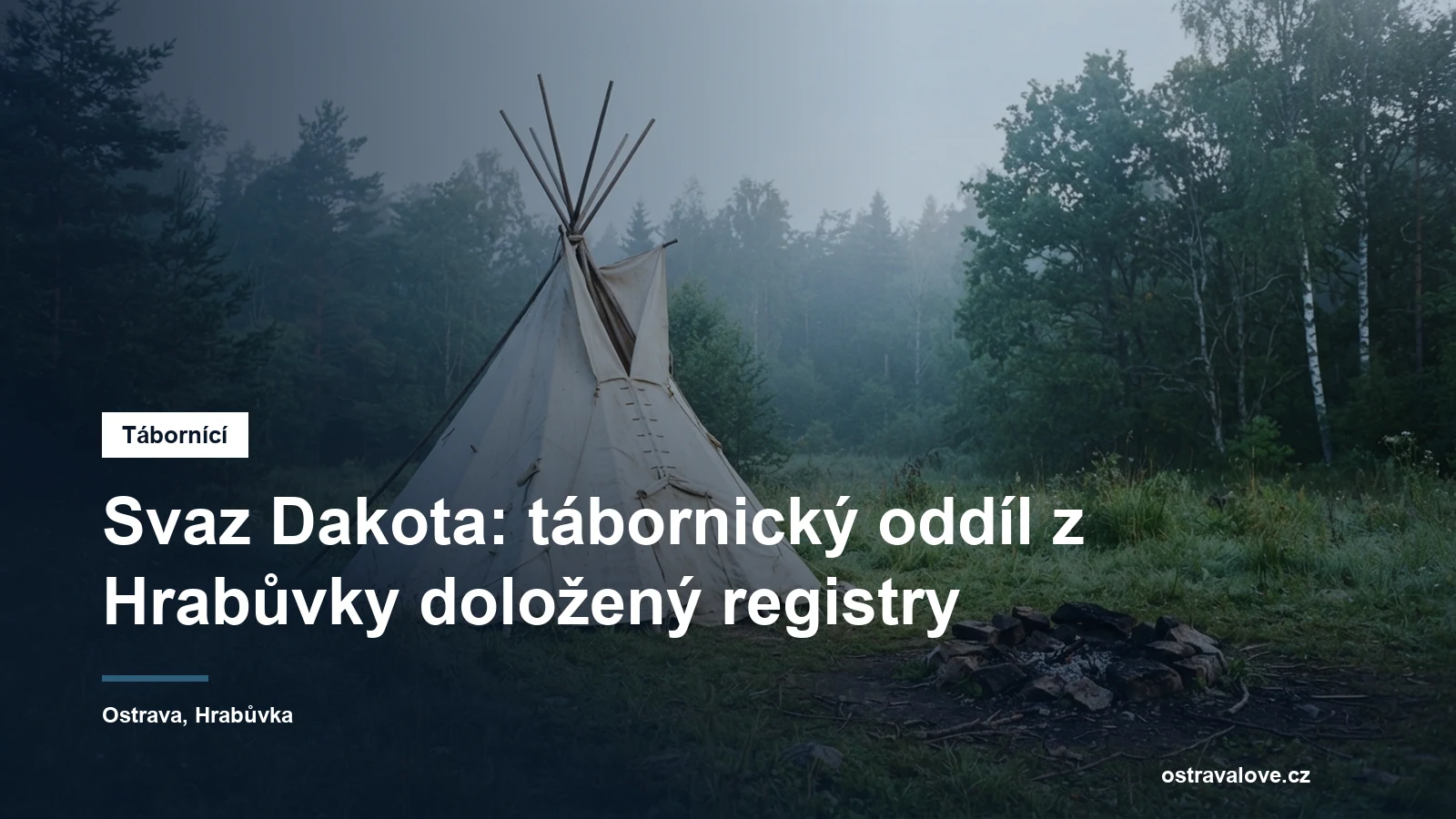 Dřevěné týpí mezi stromy na táborové louce