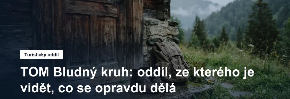 Turistické boty a batoh u dveří chaty