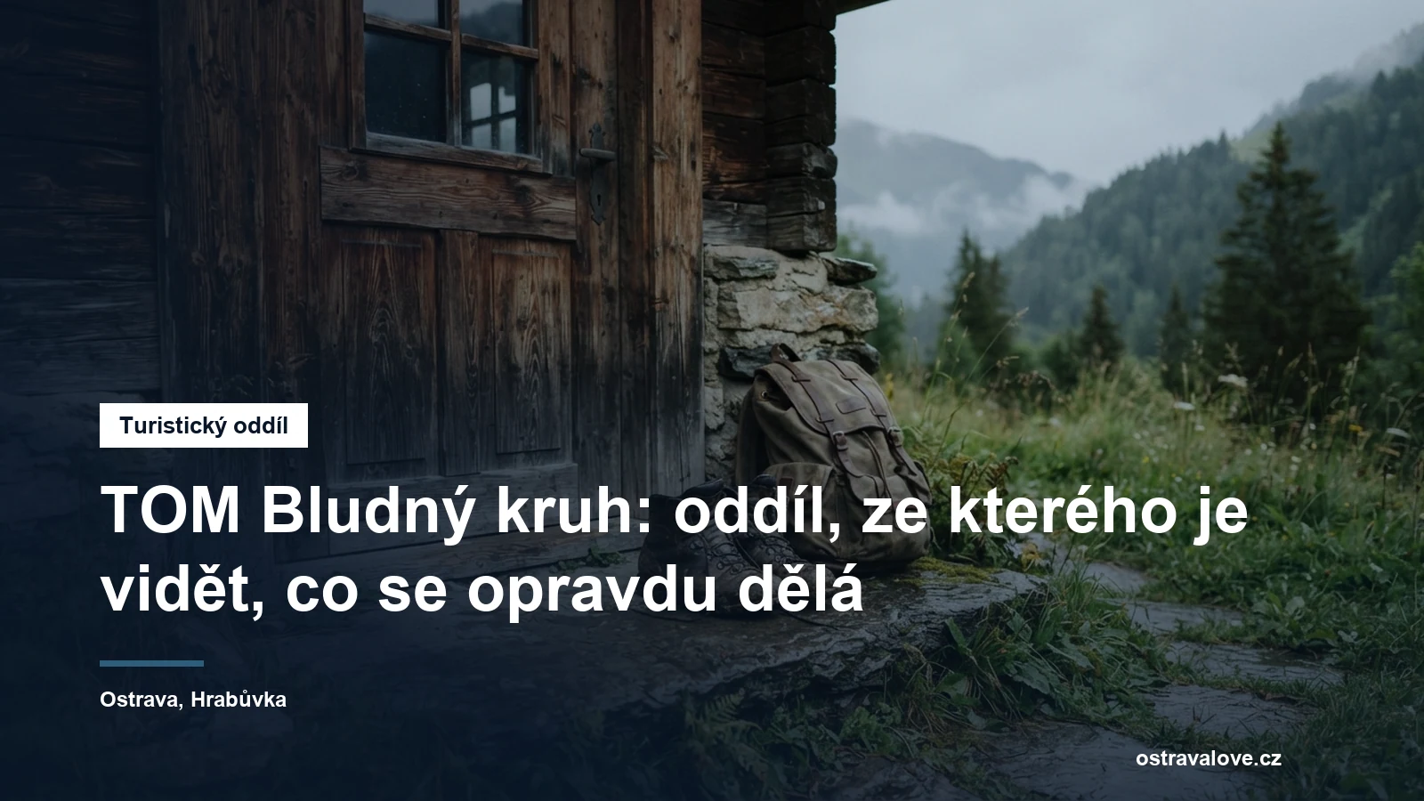 Turistické boty a batoh u dveří chaty