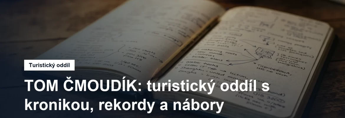 Otevřená kronika a tužka na dřevěném stole