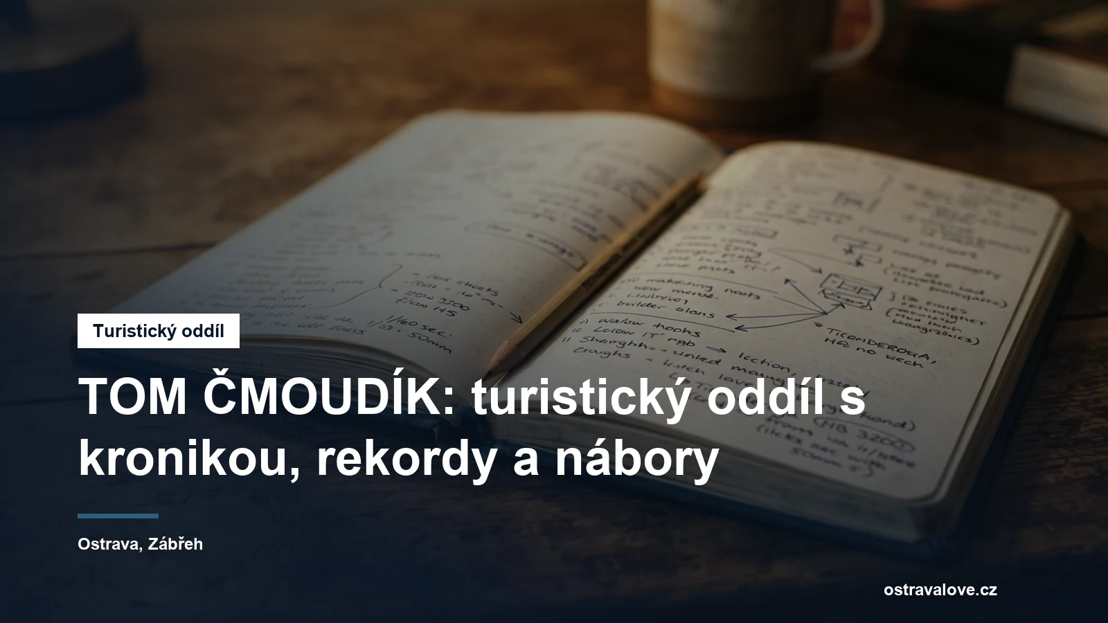 Otevřená kronika a tužka na dřevěném stole