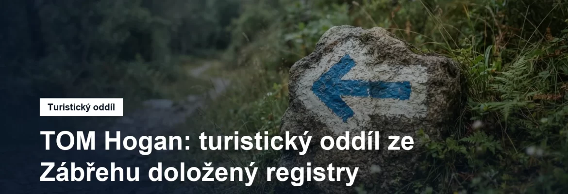 Turistická značka na kameni u cesty