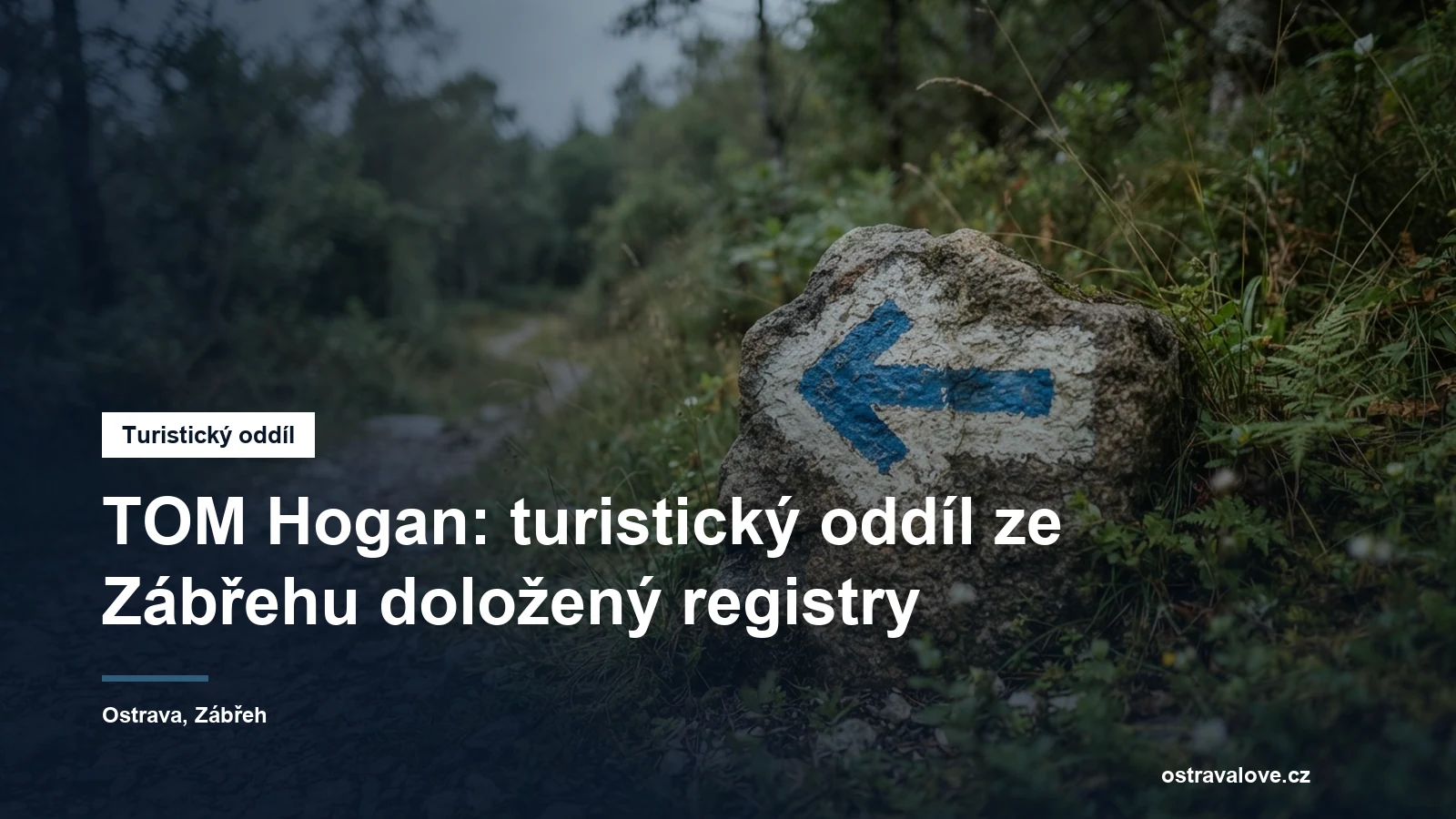 Turistická značka na kameni u cesty