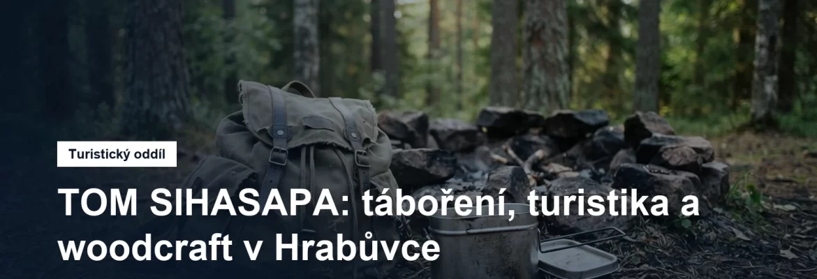 Batoh a ešus u ohniště na lesní mýtině
