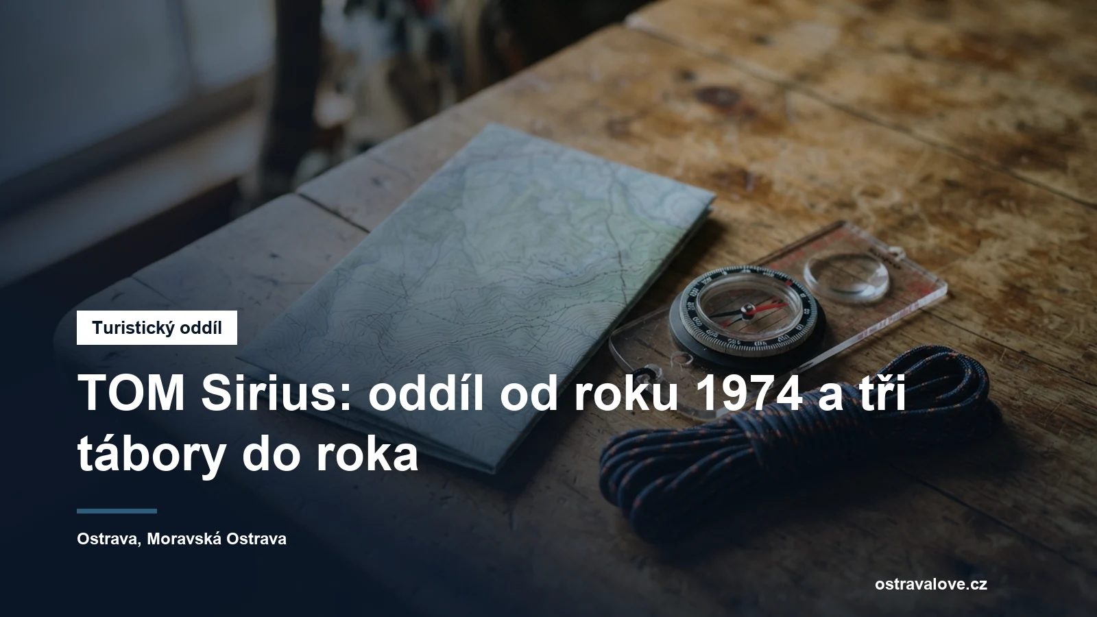 Mapa, buzola a svinuté lano na stole