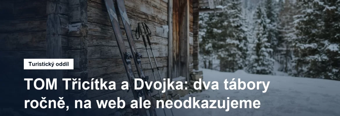 Lyže a hůlky opřené o dřevěnou stěnu chaty