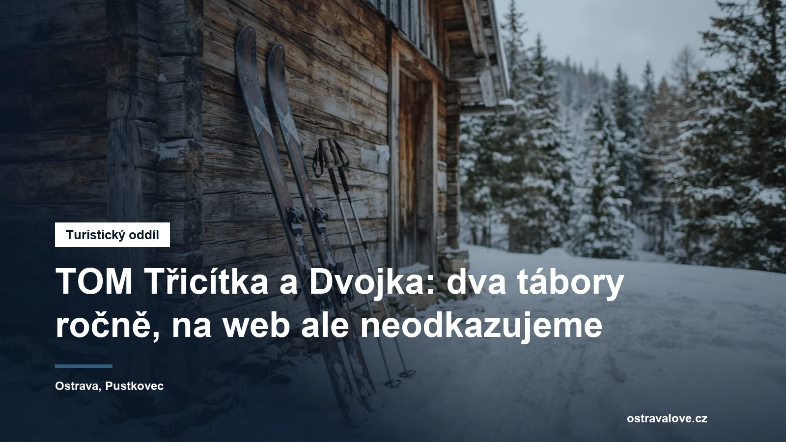 Lyže a hůlky opřené o dřevěnou stěnu chaty
