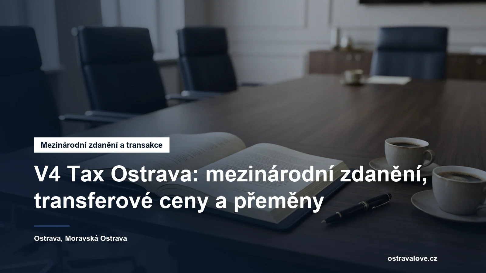 Zasedací stůl s dokumenty ke smlouvě a dvěma šálky kávy
