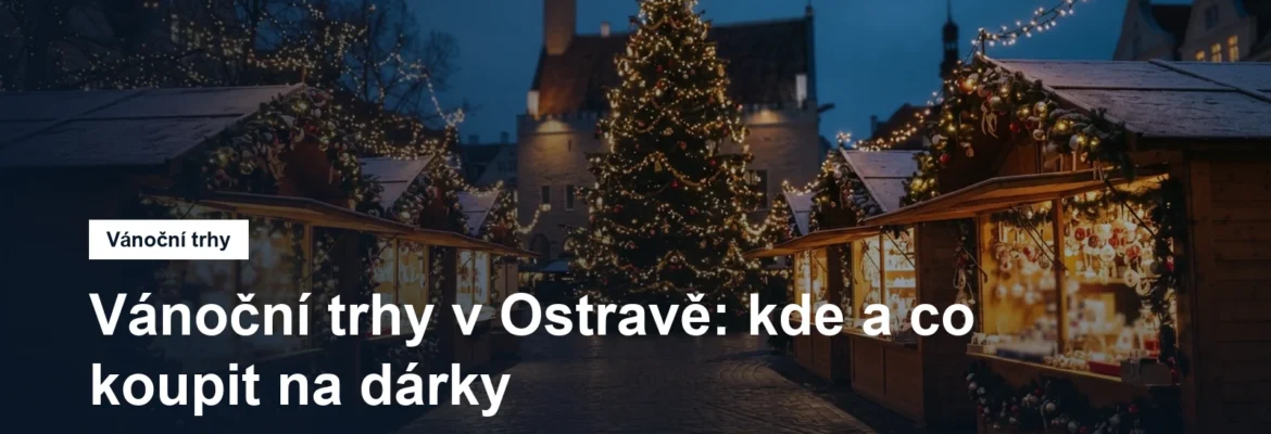 Osvětlené stánky vánočních trhů na náměstí