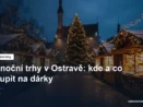 Osvětlené stánky vánočních trhů na náměstí