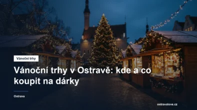 Osvětlené stánky vánočních trhů na náměstí