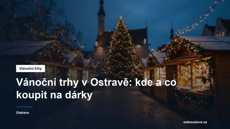 Osvětlené stánky vánočních trhů na náměstí